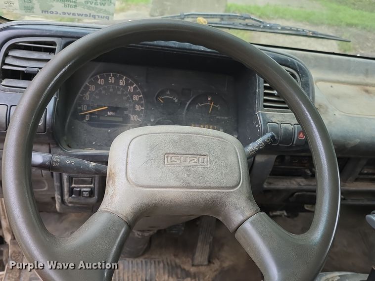 image for item DQ5140 2000 Isuzu NPR box truck