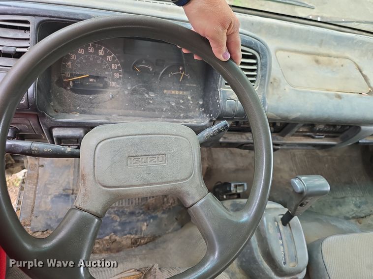 image for item DQ5140 2000 Isuzu NPR box truck