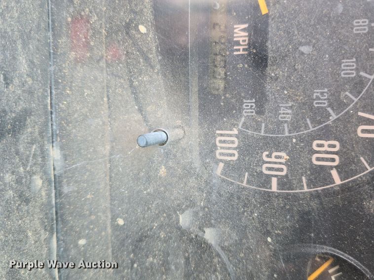 image for item DQ5140 2000 Isuzu NPR box truck