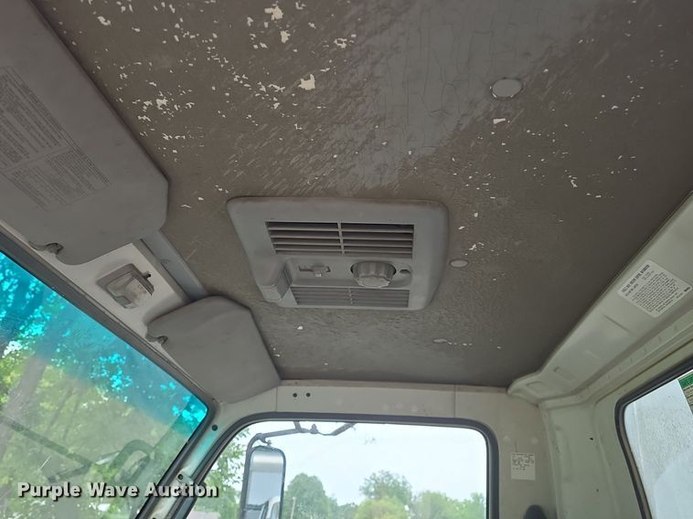 image for item DQ5140 2000 Isuzu NPR box truck