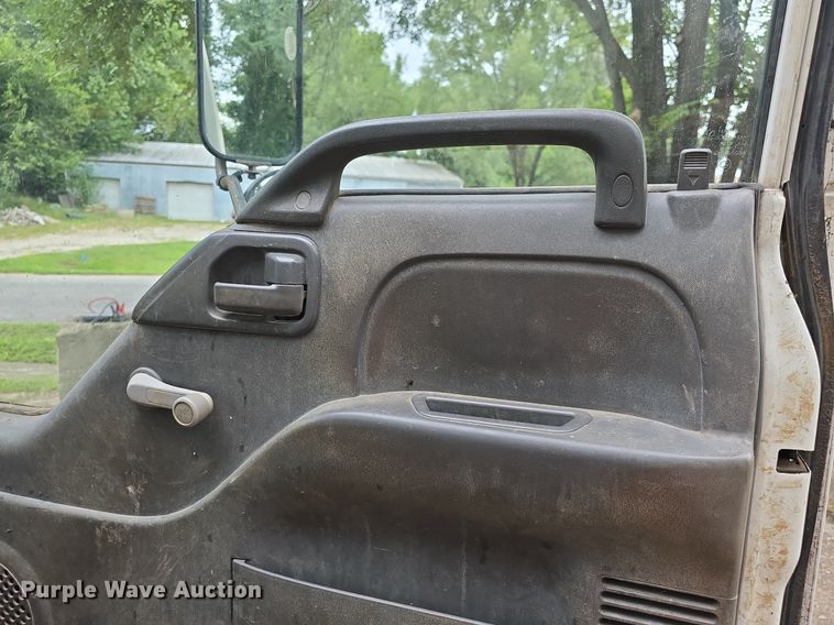 image for item DQ5140 2000 Isuzu NPR box truck