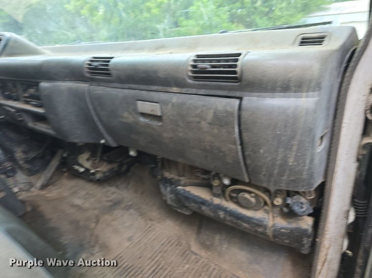 image for item DQ5140 2000 Isuzu NPR box truck