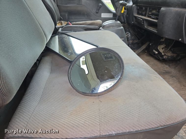 image for item DQ5140 2000 Isuzu NPR box truck