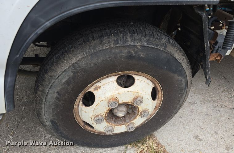 image for item DQ5140 2000 Isuzu NPR box truck