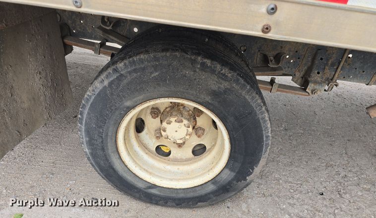 image for item DQ5140 2000 Isuzu NPR box truck