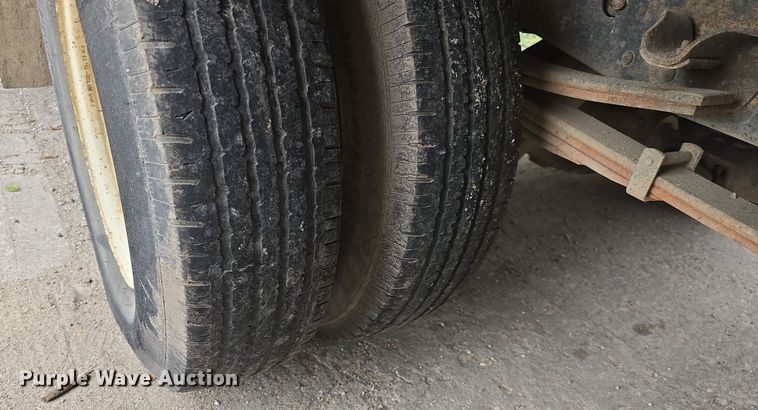 image for item DQ5140 2000 Isuzu NPR box truck