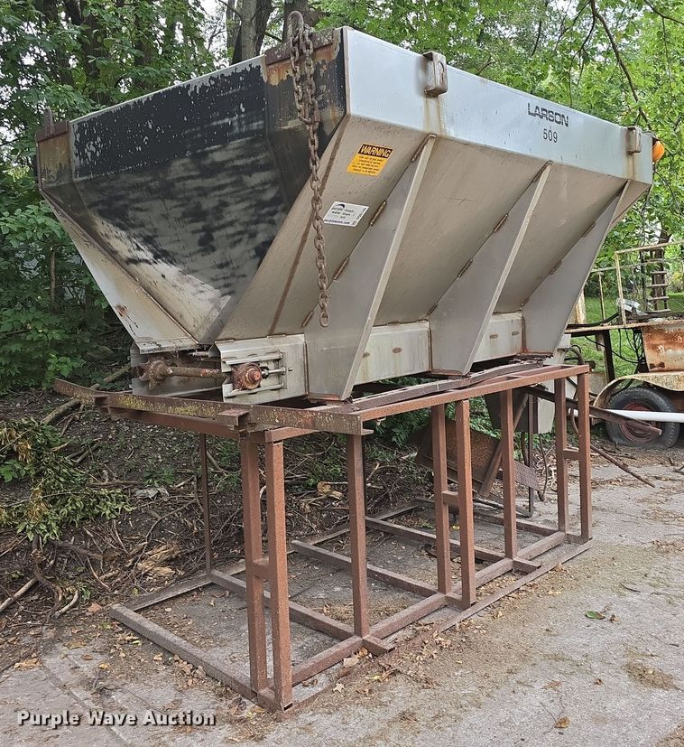 image for item DQ5149 Larson spreader