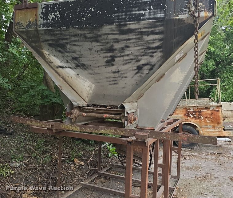 image for item DQ5149 Larson spreader