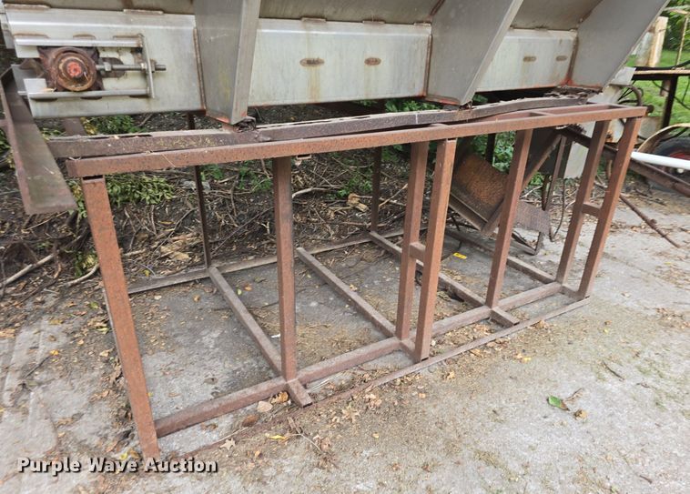 image for item DQ5149 Larson spreader