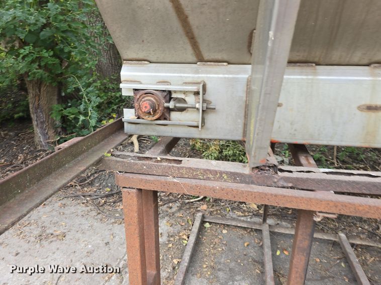 image for item DQ5149 Larson spreader