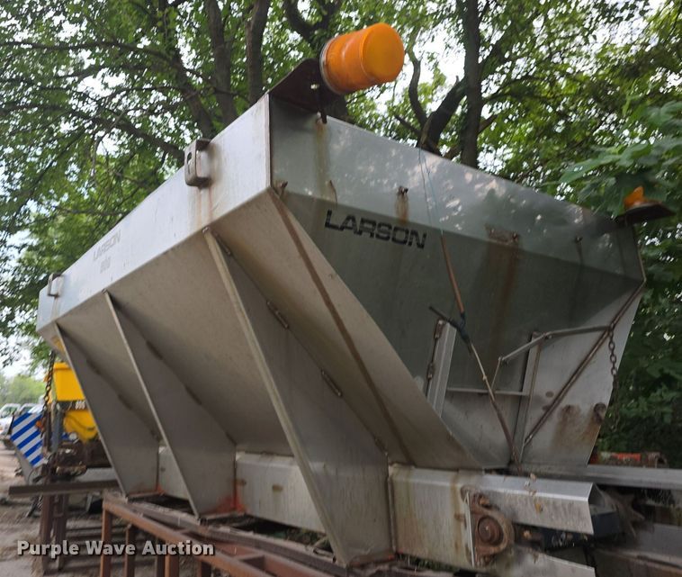 image for item DQ5149 Larson spreader