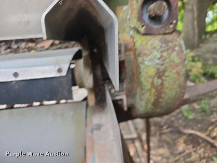 image for item DQ5149 Larson spreader