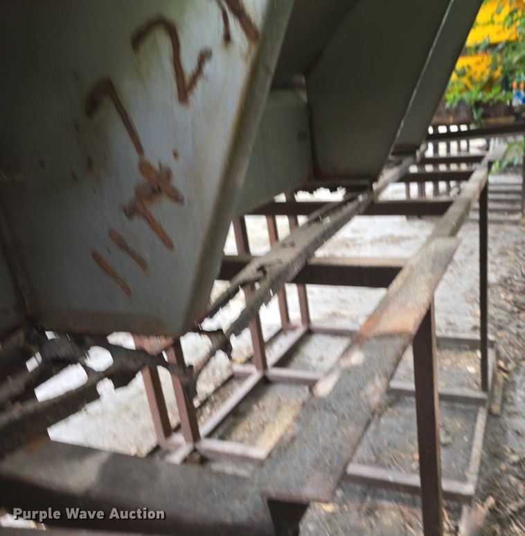 image for item DQ5149 Larson spreader