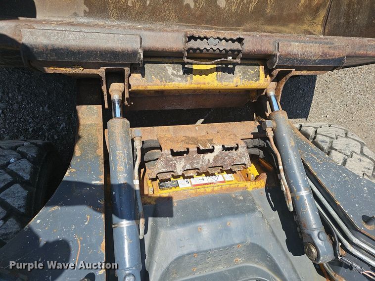 image for item DS4713 2014 John Deere 320E skid steer loader