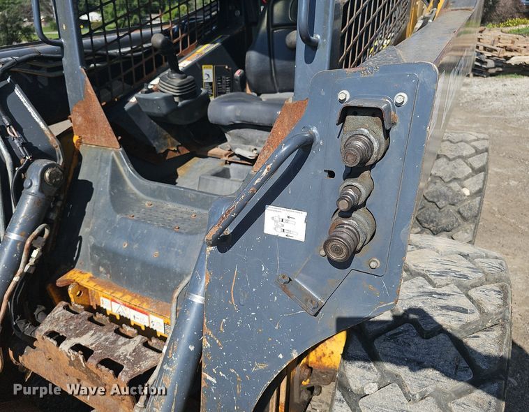 image for item DS4713 2014 John Deere 320E skid steer loader