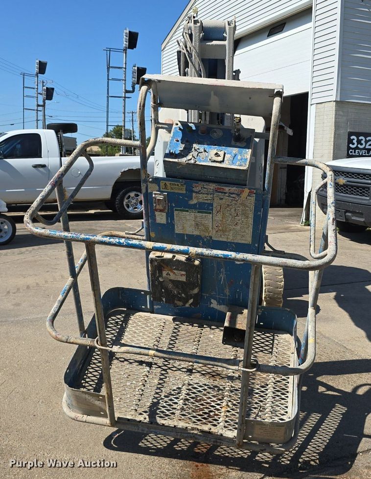 image for item DS4742 2000 Genie Z-30/20N vertical lift