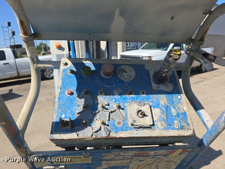 image for item DS4742 2000 Genie Z-30/20N vertical lift