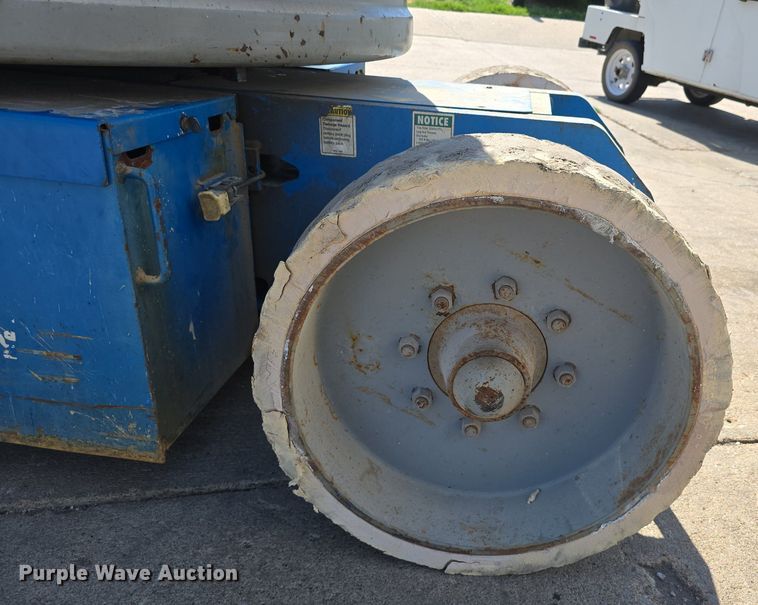 image for item DS4742 2000 Genie Z-30/20N vertical lift