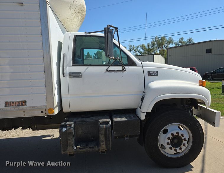 image for item DS4743 2000 GMC C6500 box truck