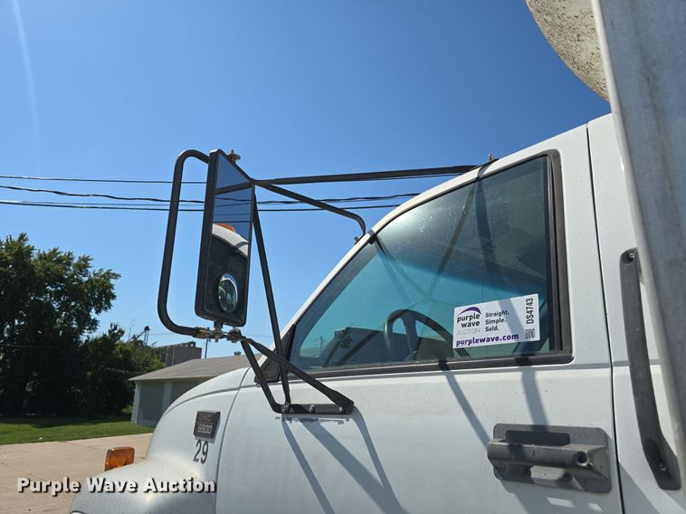 image for item DS4743 2000 GMC C6500 box truck