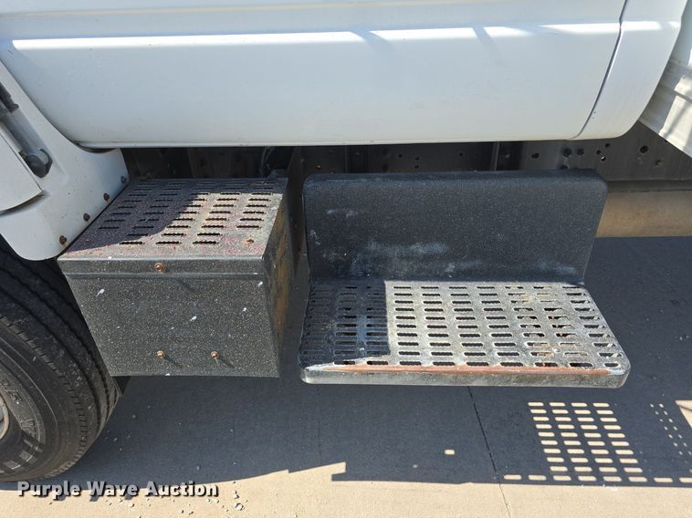 image for item DS4743 2000 GMC C6500 box truck