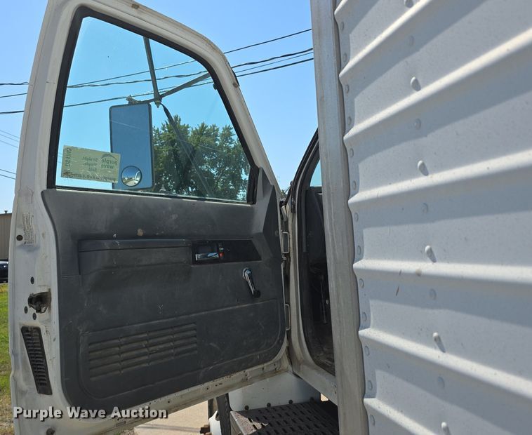 image for item DS4743 2000 GMC C6500 box truck