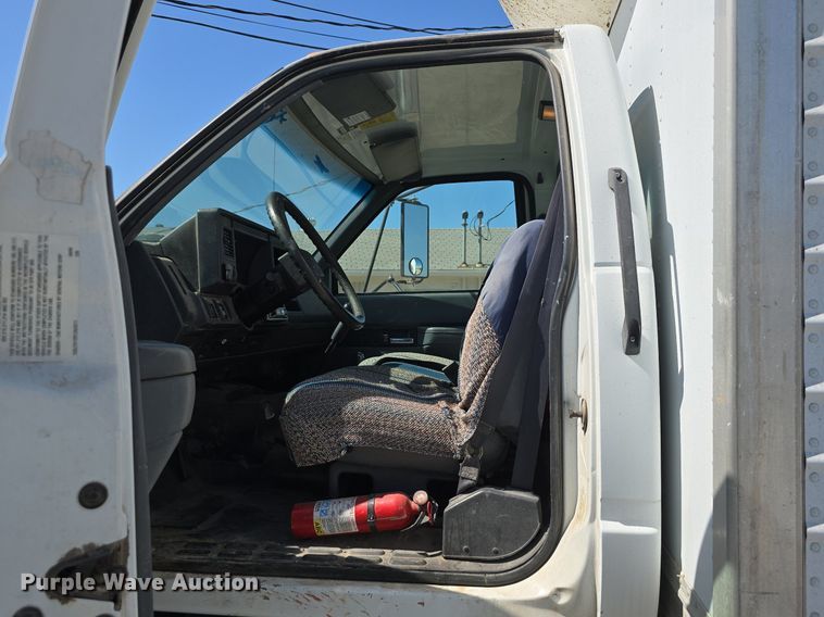 image for item DS4743 2000 GMC C6500 box truck