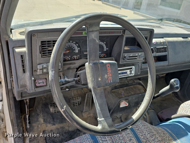 image for item DS4743 2000 GMC C6500 box truck