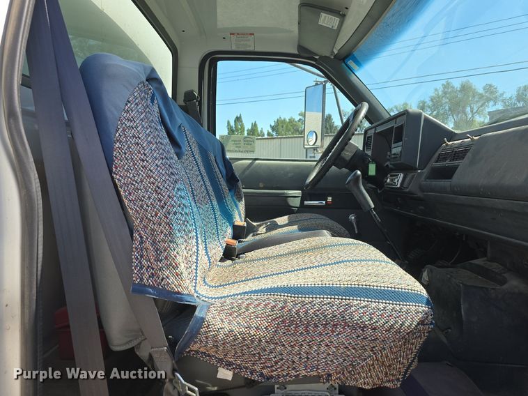 image for item DS4743 2000 GMC C6500 box truck