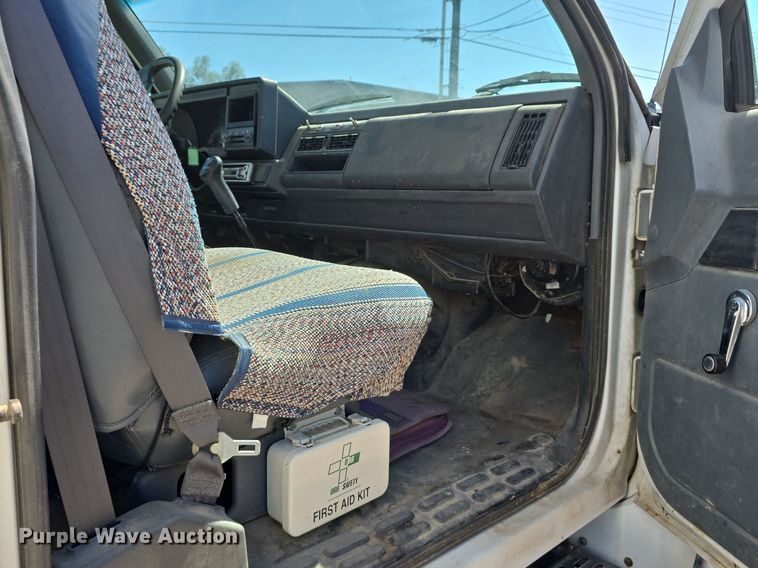 image for item DS4743 2000 GMC C6500 box truck