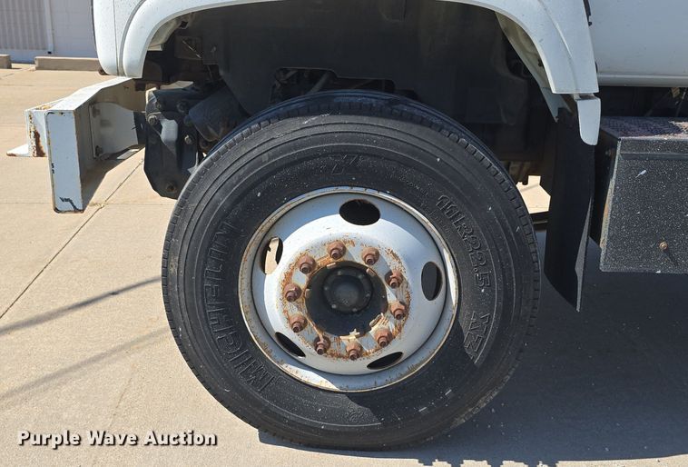 image for item DS4743 2000 GMC C6500 box truck