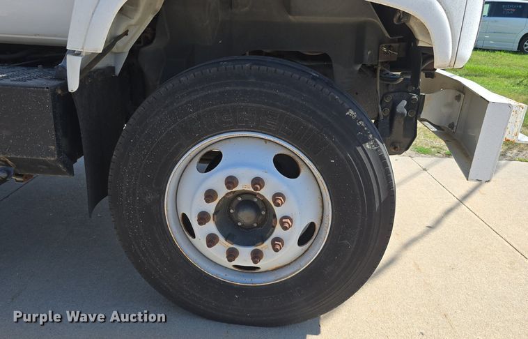 image for item DS4743 2000 GMC C6500 box truck