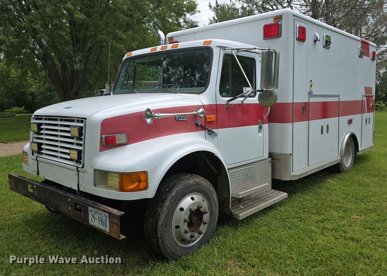 image for item DS4751 2000 International 4700 ambulance