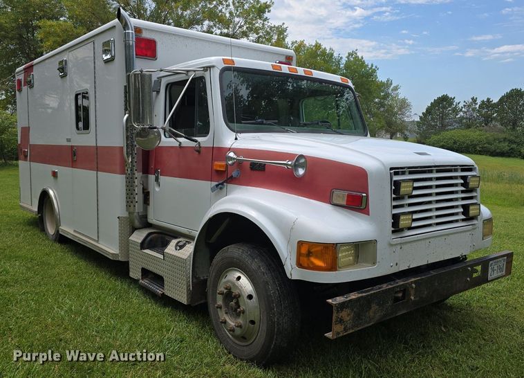 image for item DS4751 2000 International 4700 ambulance