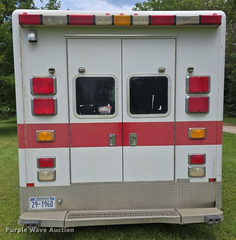 image for item DS4751 2000 International 4700 ambulance