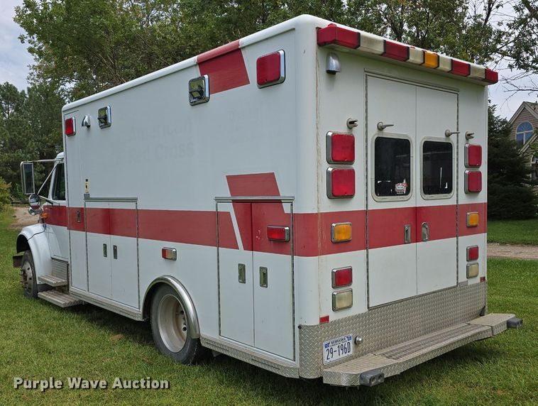 image for item DS4751 2000 International 4700 ambulance