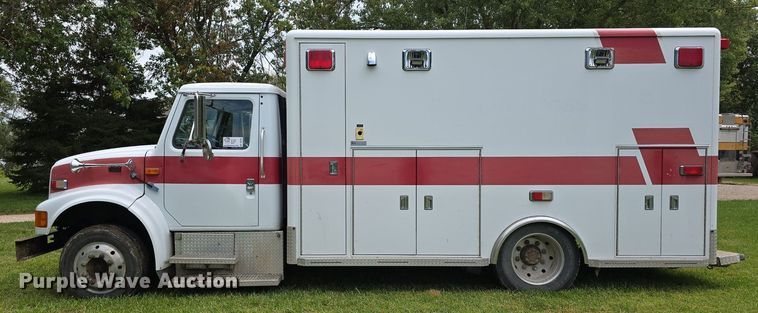 image for item DS4751 2000 International 4700 ambulance