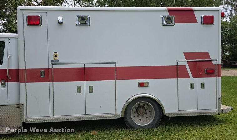 image for item DS4751 2000 International 4700 ambulance