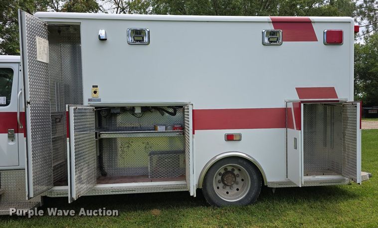 image for item DS4751 2000 International 4700 ambulance