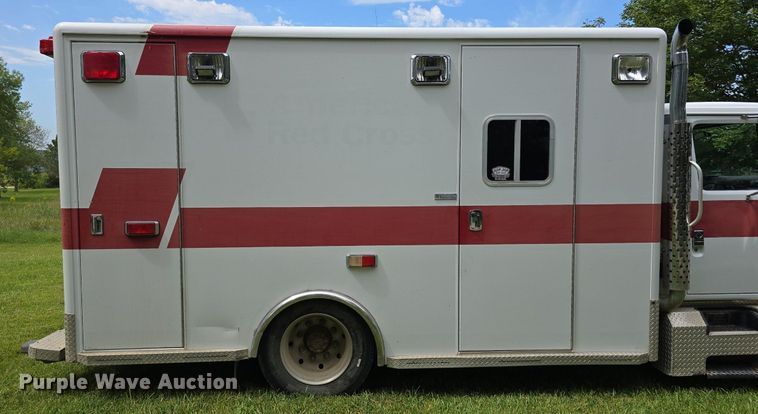 image for item DS4751 2000 International 4700 ambulance