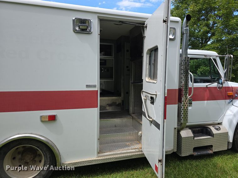 image for item DS4751 2000 International 4700 ambulance