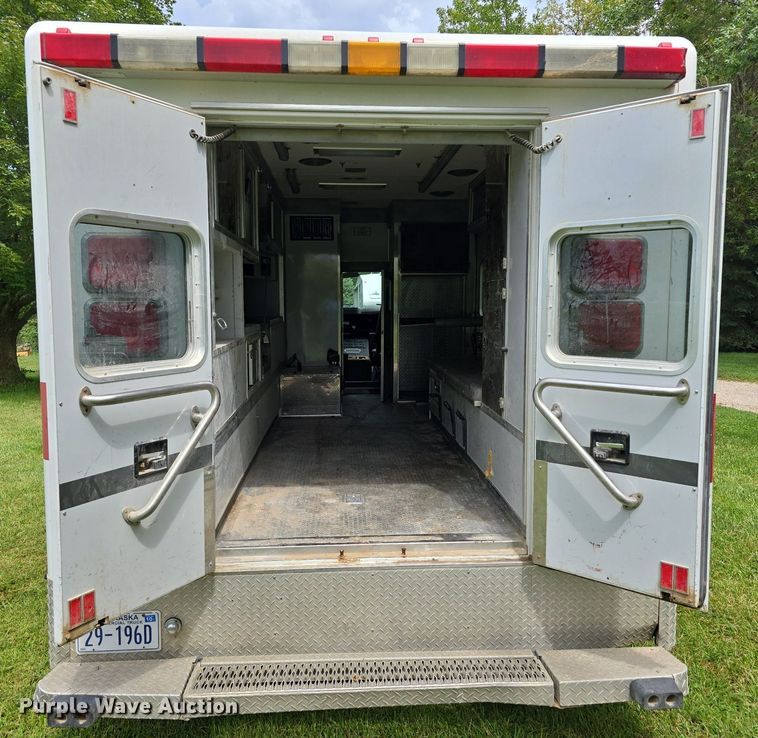 image for item DS4751 2000 International 4700 ambulance