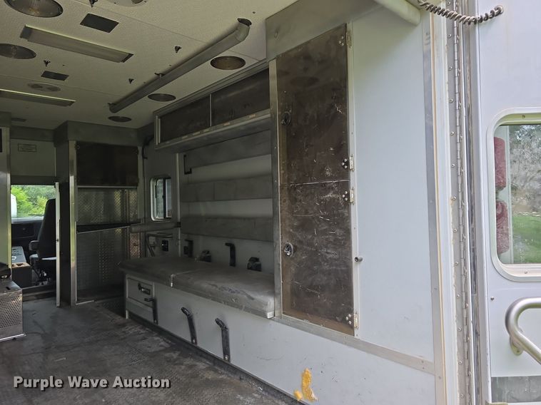 image for item DS4751 2000 International 4700 ambulance