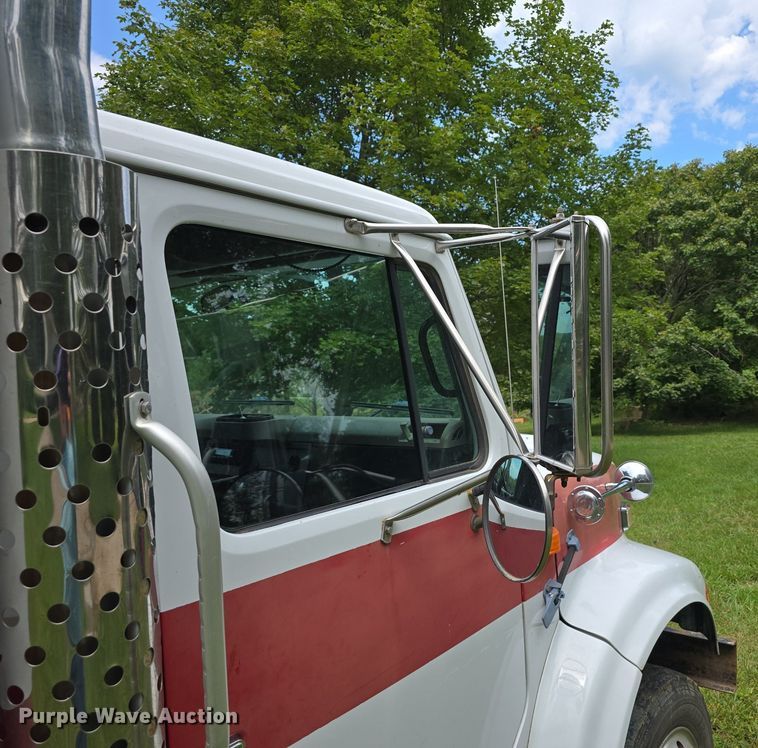 image for item DS4751 2000 International 4700 ambulance