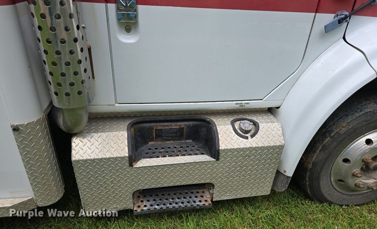 image for item DS4751 2000 International 4700 ambulance