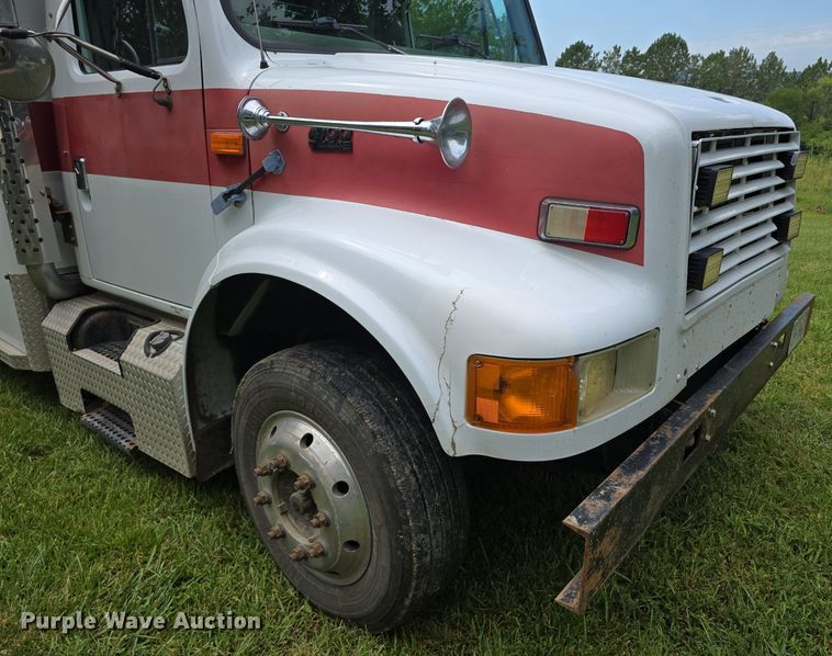 image for item DS4751 2000 International 4700 ambulance