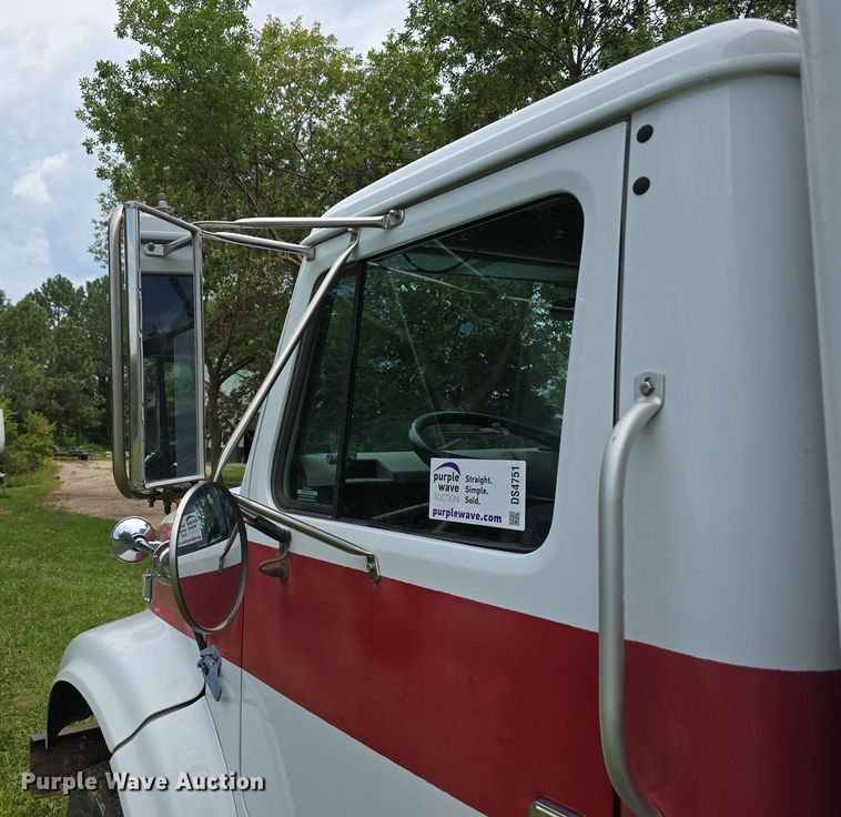 image for item DS4751 2000 International 4700 ambulance