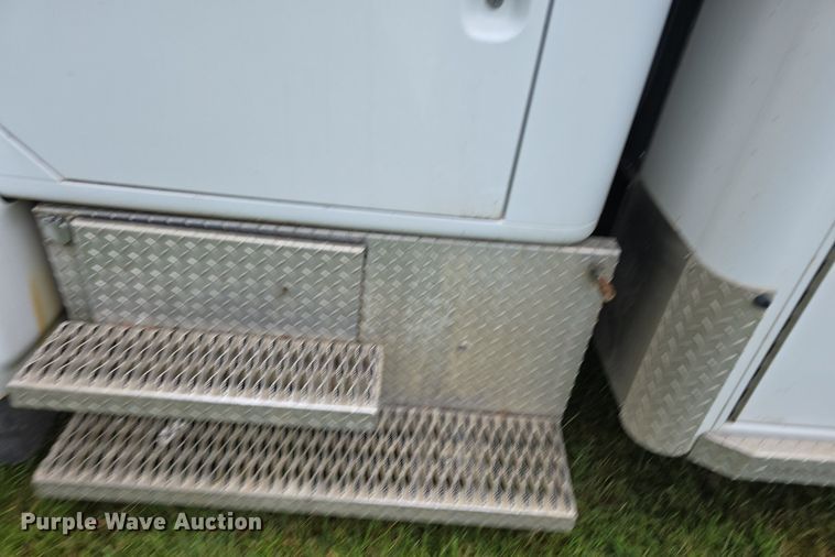 image for item DS4751 2000 International 4700 ambulance