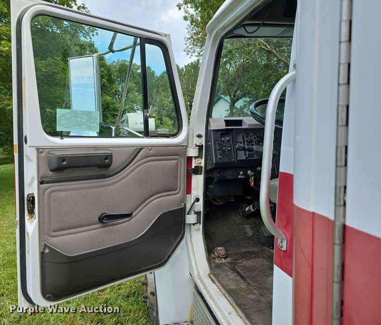 image for item DS4751 2000 International 4700 ambulance