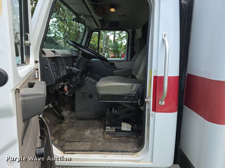 image for item DS4751 2000 International 4700 ambulance